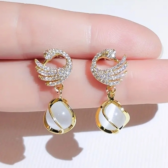 Swan Shaped Dangle Fashion Earrings - Picture 7 of 7